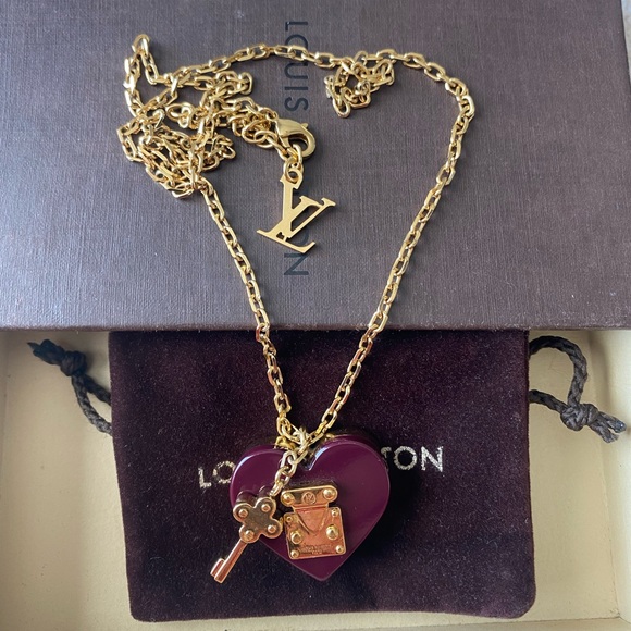 🦄 RARE 🦄 Authentic Louis Vuitton Resin Lock Me Heart Pendant Necklace - Picture 9 of 11